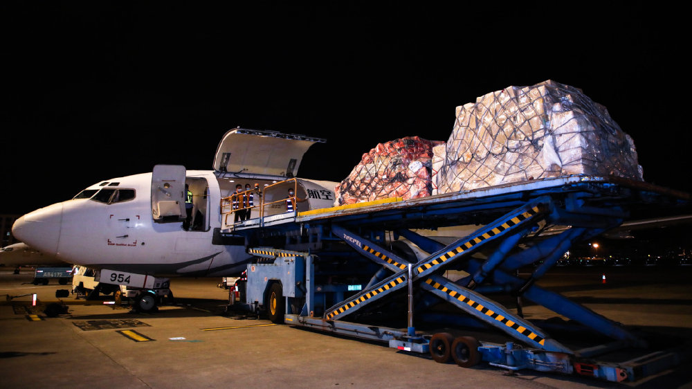 Night air cargo loading for urgent freight movement